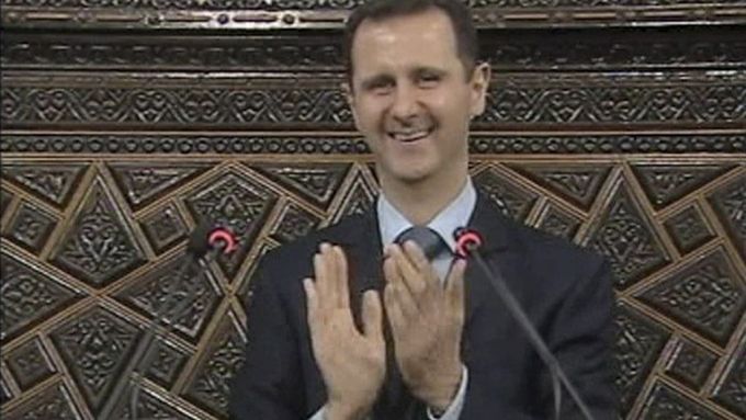 Bašár Asad při vystoupení v syrském parlamentu.
