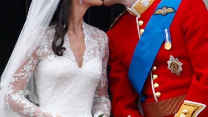 První veřejný novomanželský polibek Williama a Kate.