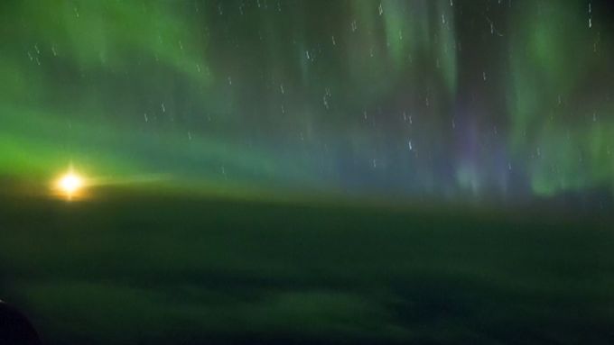 Cestující natočili polární záři z letadla