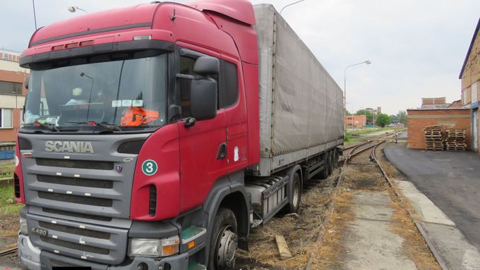 Kamion uvízl na kolejích v areálu otrokovické firmy.