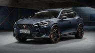 Cupra představila svůj první svébytný model. Jde o křížence SUV a kupé se jménem Formentor a už na první pohled je jasné, jak moc blízko realitě byl loňský stejnojmenný koncept. Designově tedy nejde o velké překvapení, kabina pak pro změnu částečně přebírá rozvržení známé z nového Leonu. Největší neznámou tak byla technika. Formentor bude poháněn dvoulitrovým TSI o výkonu 228 kW v kombinaci s pohonem všech kol a automatem DSG. Jde o stejnou jednotku jako v Cupře Leon. Se stejným modelem sdílí Formentor i plug-in hybrid se systémovým výkonem 180 kW a čistě elektrickým dojezdem 50 km. I u něj se nabízí pouze automat DSG. Začátek prodeje Formentoru je naplánován na poslední čtvrtinu roku.