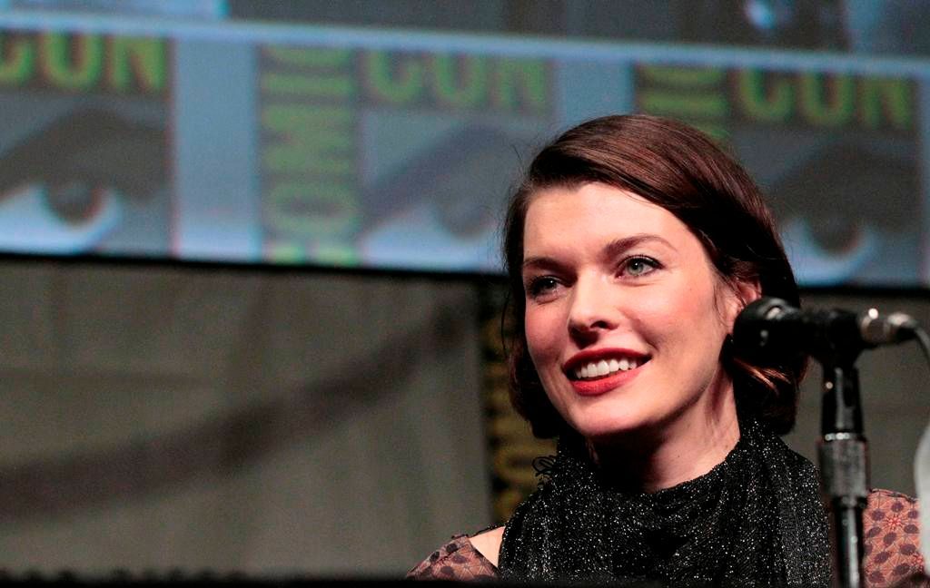 Comic con - Milla Jovovich smiles during a panel for Resident Evil Retribution