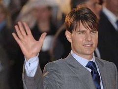 Tom Cruise na londýnské premiéře filmu Hrdinové a zbabělci