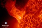 Výjev z mohutné erupce plazmatu během dvou hodin na Silvestra roku 2012. Erupce dosáhla až do vzdálenosti přes 250 tisíc kilometrů. Pro srovnání je naznačená velikost Země.