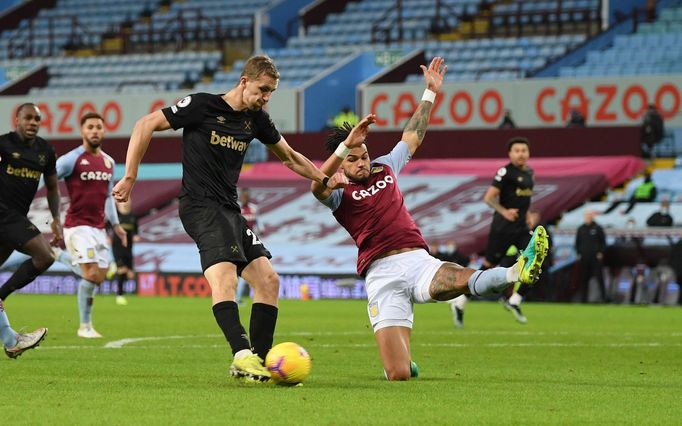 Tomáš Souček v utkání West Hamu na hřišti Aston Villy.