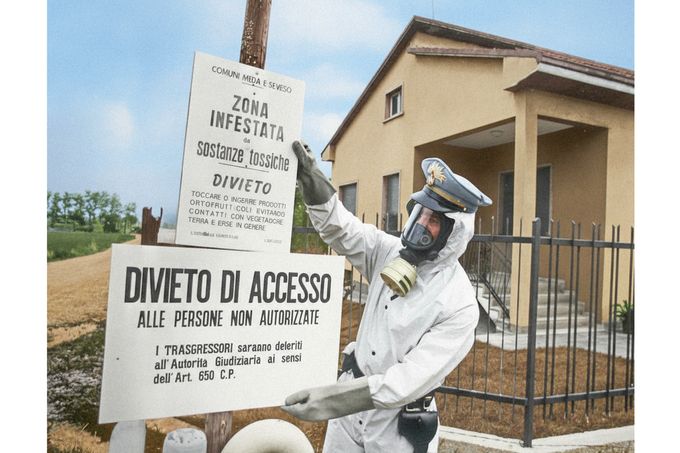 Příslušník Carabinieri﻿ instaluje výstražnou ceduli v zamořené zóně po úniku dioxinu z továrny ICMESA. Seveso, Itálie, červenec 1976. Kolorováno