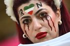 Íránská fanynka dorazila na páteční duel s Walesem s nalíčenými krvavými slzami. Ty připomněly protesty, které nyní probíhají po celém Íránu.