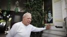 Vernon Van Wie, 91, who is partially blind, stands outside his trailer in which he has lived for 20 years, in Village Trailer Park in Santa Monica July 13, 2012. Developer Marc Luzzatto wants to relocate residents from the trailer park to make way for nearly 500 residences, office space, stores, cafes and yoga studios, close to where a light rail line is being built to connect downtown Los Angeles to the ocean. Village Trailer Park was built in 1951, and 90 percent of its residents are elderly, disabled or both, according to the Legal Aid Society. Many have lived there for decades in old trailers which they bought. The property is valued at as much as $30 million, according the LA Times. REUTERS/Lucy Nicholson (UNITED STATES - Tags: SOCIETY REAL ESTATE BUSINESS POLITICS) Published: Čec. 14, 2012, 7:57 dop.