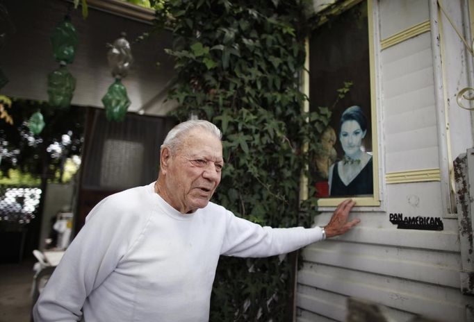 Vernon Van Wie, 91, who is partially blind, stands outside his trailer in which he has lived for 20 years, in Village Trailer Park in Santa Monica July 13, 2012. Developer Marc Luzzatto wants to relocate residents from the trailer park to make way for nearly 500 residences, office space, stores, cafes and yoga studios, close to where a light rail line is being built to connect downtown Los Angeles to the ocean. Village Trailer Park was built in 1951, and 90 percent of its residents are elderly, disabled or both, according to the Legal Aid Society. Many have lived there for decades in old trailers which they bought. The property is valued at as much as $30 million, according the LA Times. REUTERS/Lucy Nicholson (UNITED STATES - Tags: SOCIETY REAL ESTATE BUSINESS POLITICS) Published: Čec. 14, 2012, 7:57 dop.