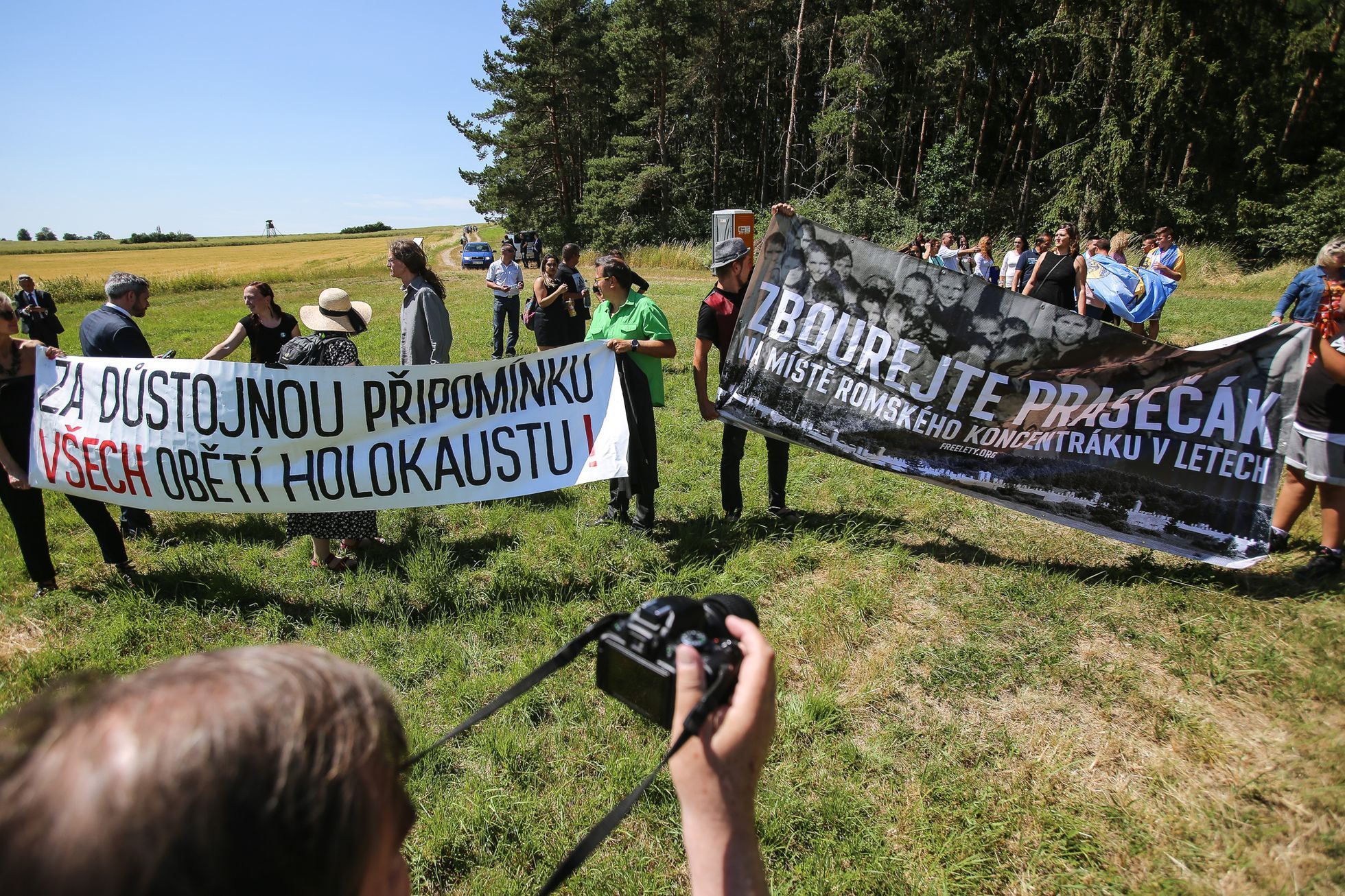 Památník Lety a pietní akce za zbourání prasečáku evropského protirasistického hnutí EGAM