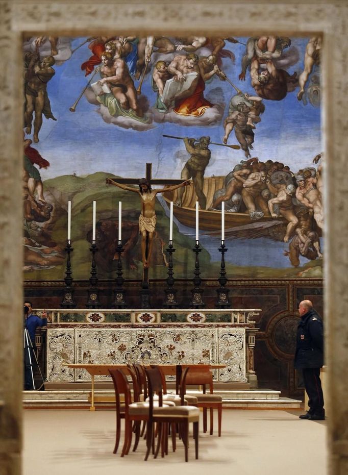 A security guard stands inside the Sistine Chapel at the Vatican March 9, 2013.The conclave begins on Tuesday, with the sequestered cardinals using the chimney to tell the outside world whether or not they have chosen a new leader - black smoke signifying no decision and white smoke announcing a new pontiff. REUTERS/Stefano Rellandini (VATICAN - Tags: RELIGION) Published: Bře. 9, 2013, 2:24 odp.