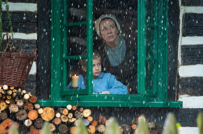 Na snímku z Krakonošova tajemství jsou Jakub Barták jako Honzík a Diana Mórová v roli maminky.