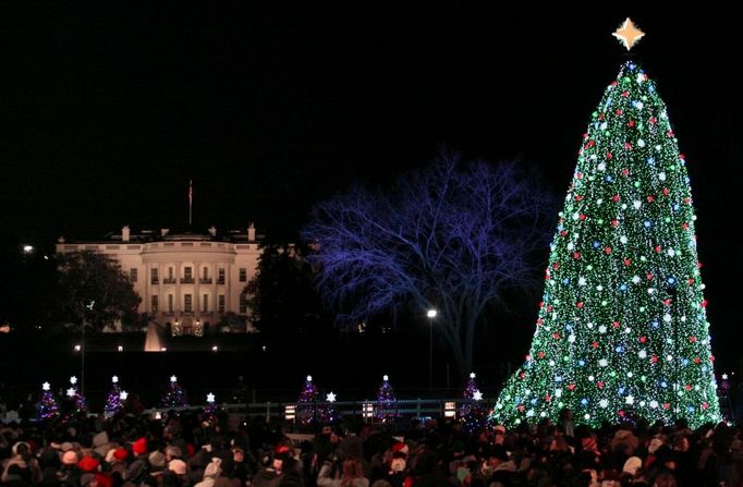 Americký prezident Barack Obama s rodinou se ve Washingtonu účastnil slavnostního rozsvícení národního vánočního stromu u Bílého domu.