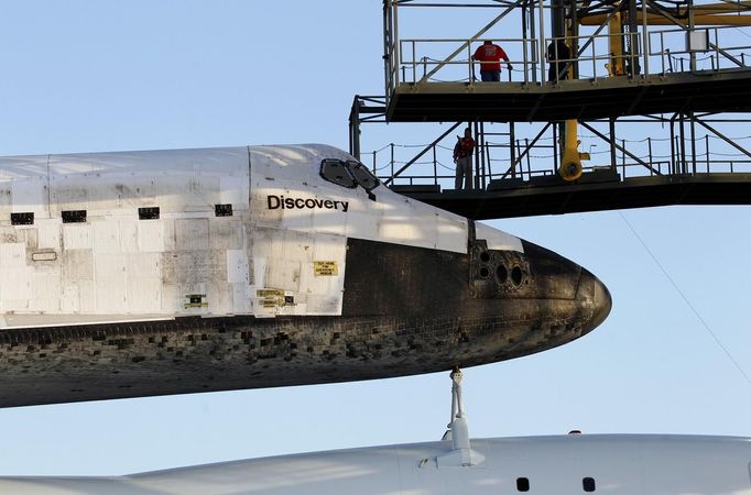 Space Center workers watch Discovery being towed at Kennedy Space Center in Cape Canaveral