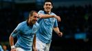 Radost borců Manchesteru City Pabla Zabalety (vlevo) a Garetha Barryho z prvního gólu v zápase se Stoke.