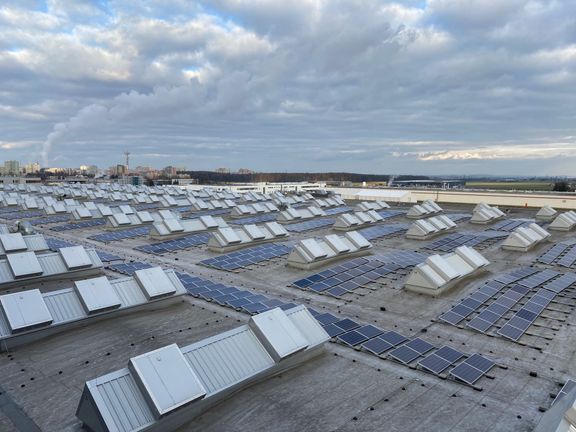 Střechu kladenské továrny Lego zdobí od ledna solární panely.