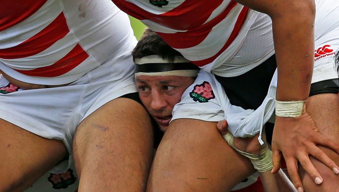 Japan's Luke Thompson (C) before a scrum Action Images via Reuters / Andrew Boyers Livepic