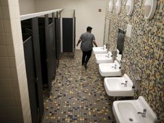 První "genderově neutrální" toalety na střední škole v Los Angeles.