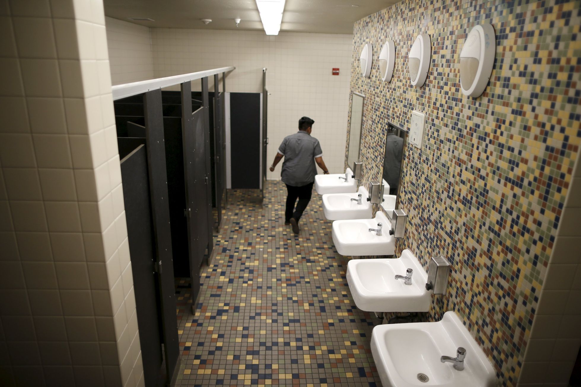První "genderově neutrální" toalety na střední škole v Los Angeles.