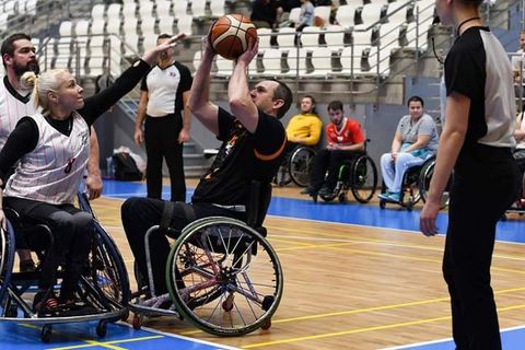 Sama mezi muži. Zpočátku na nás byli na hřišti hodní, říká basketbalistka na vozíku