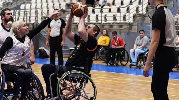 Sama mezi muži. Zpočátku na nás byli na hřišti hodní, říká basketbalistka na vozíku