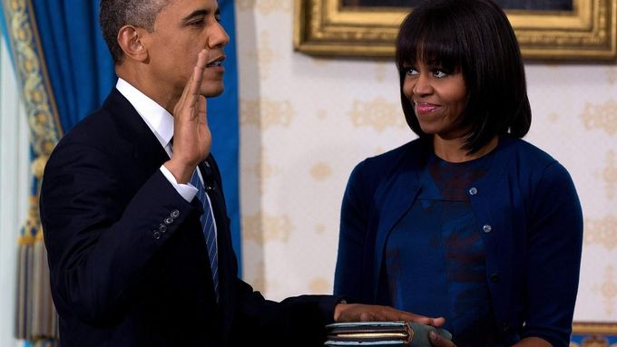 Prezident Barack Obama skládá v Bílém domě přísahu na začátku druhého funkčního období. Bibli drží jeho manželka Michelle