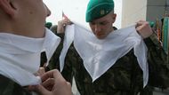 Byl to obřad se všemi vojenskými poctami. Vojáci měli slavnostní uniformy.