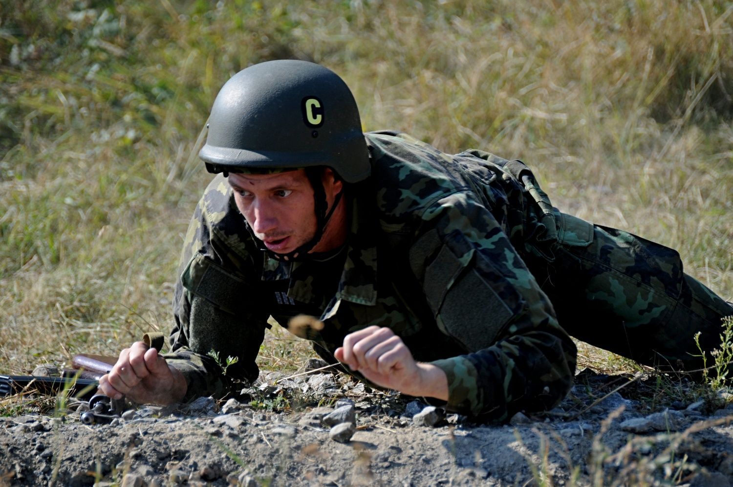 Cvičení Dukly Praha: Vítězslav Veselý se plazí do úkrytu