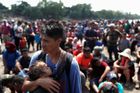 Foto: "Jsme vyčerpaní, dcera má horečku." Migranty z karavany ohrožuje vedro i nemoci