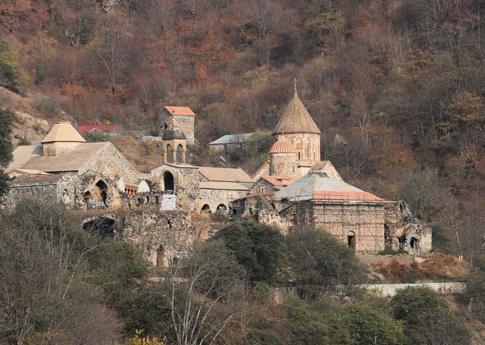 Etničtí Arménci opouští Náhorní Karabach, který připadne po bojích Ázerbájdžánu.