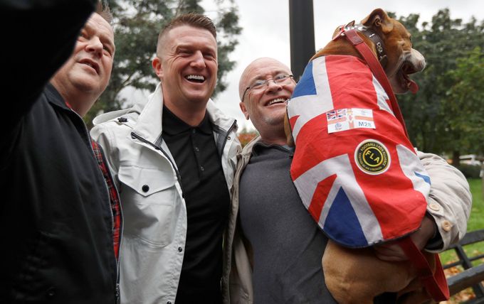 Známá osobnost britské krajně pravicové scény Tommy Robinson (druhý zleva) na snímku z října roku 2017.