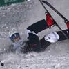 Pády na MS v akrobatickém lyžování: Hether McPhie (USA)