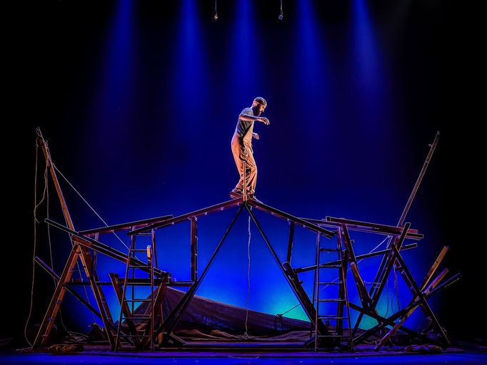 Argentinský cirkusový umělec Federico Menini se věnuje žonglování provazochodectví, akrobacii, klaunérii i experimentálnímu tanci.