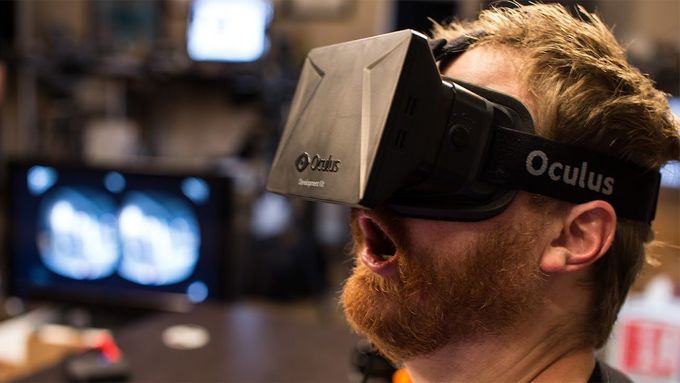 Brýle Oculus Rift a křeslo, které se naklání, vytváří dokonalou iluzi jízdy na horské dráze. Připravené jsou i pytlíky, pokud by vás iluze přemohla. Vybavení si můžete otestovat v showroomu Alza.cz.