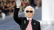 Na módních akcích byl Karl Lagerfeld nepřehlédnutelný - dlouhé bílé vlasy stažené do ohonu, nezbytné tmavé brýle, masivní prsteny a v ruce vějíř.