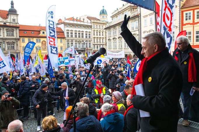 Protest studentů a odborů proti opatřením vlády Petra Fialy.