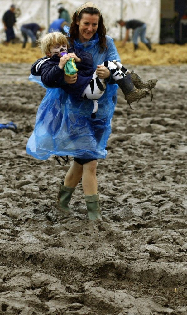 Festival v Glastonbury 2007: Návštěvníci se museli potýkat s bahnem a špatným počasím
