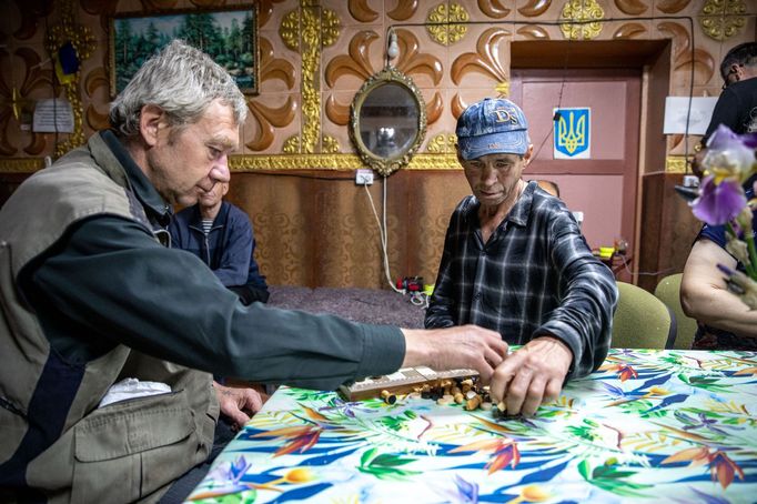 Město Orichiv na jihovýchodě Ukrajiny. Rusové jsou odtud jen pár kilometrů, město rok denně ostřelují a z původních obyvatel jich tu zbyla jen hrstka.