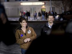 Republikánská kandidátka na viceprezidentku Sarah Palinová odpovídá s manželem novinářům krátce poté, co odvolili v městečku Wasilla na Aljašce.