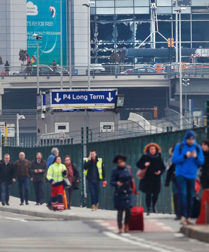 Lidé utíkají z letiště Zaventem.