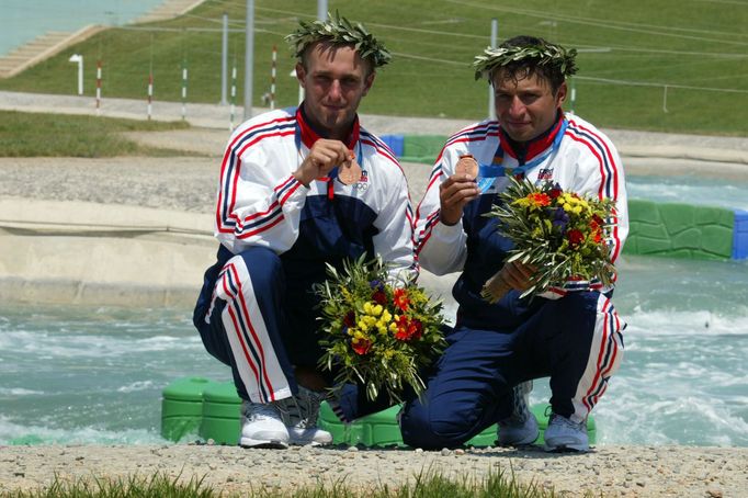 Volfíci Jaroslav Volf (vlevo) a Ondřej Štěpánek slaví bronzové medaile z olympijských her v Aténách. O čtyři roky později přidali do své sbírky stříbro.