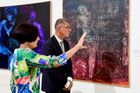 Premiér Andrej Babiš si prohlíží díla od Rudolfa Němce. Vlevo je autorka výstavy Zuzana Brikciusová.