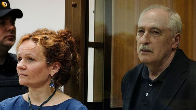 Ruský fyzik Valerij Golubkin a jeho advokátka u soudu.