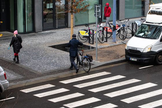The number of cars parked on the cycle path also encourages cyclists to use the sidewalks. 