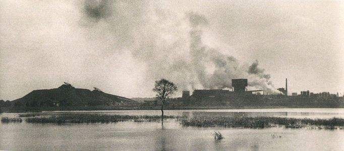 Ukázka z knihy Ondřeje Durczaka „Vzhůru do dolů! - Fotografické album průmyslového a kulturního dědictví uhelného hornictví ostravsko-karvinského revíru“ z roku 2023.