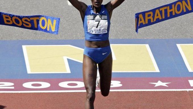 Etiopanka Dire Tuneová dobíhá jako vítězka do cíle bostonského maratonu. Na Zlaté tretře se od ní čeká světový rekord v hodinovce.