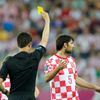 Euro 2012: Vedran Čorluka dostává žlutou kartu v zápase Španělsko - Chorvatsko