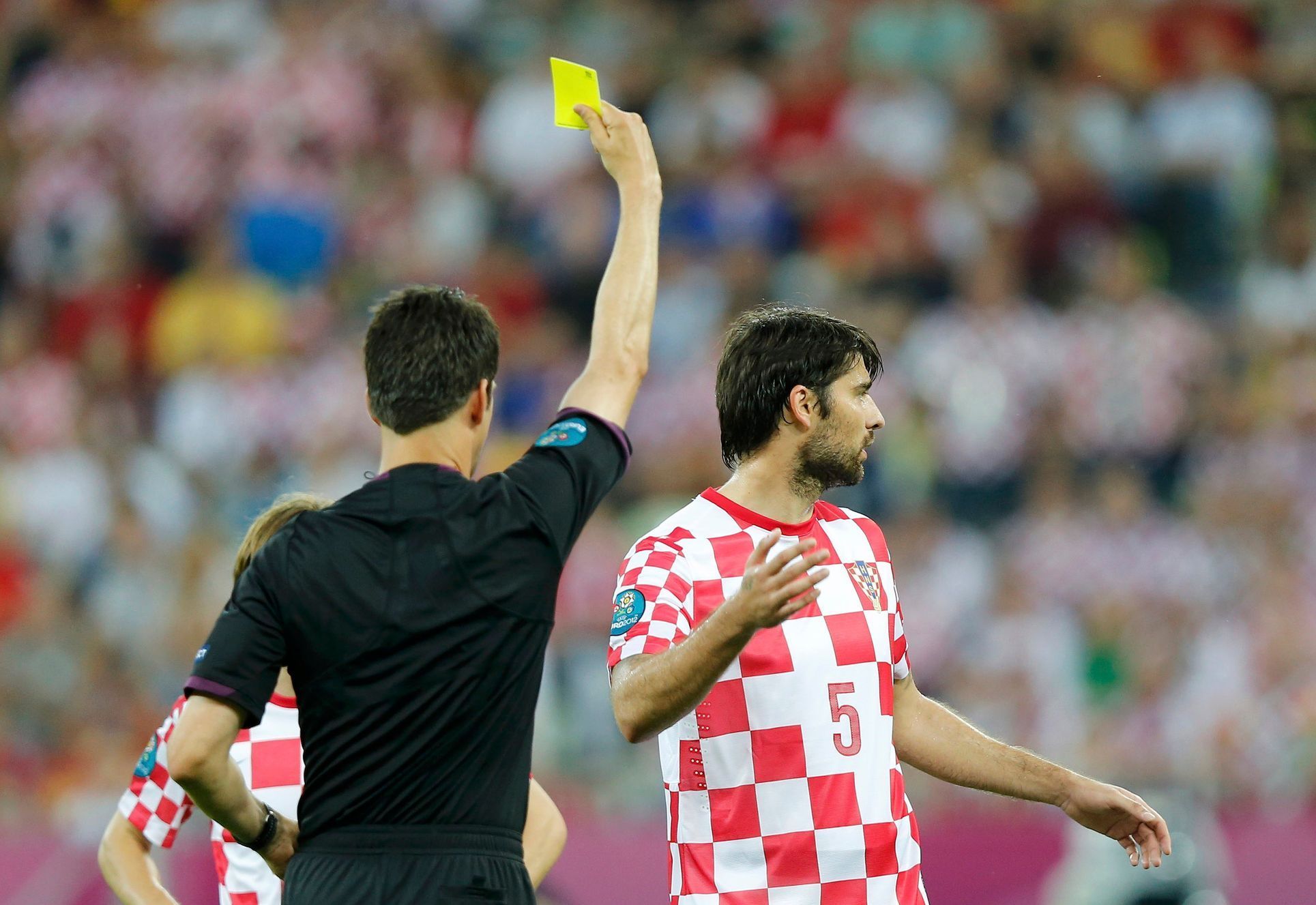 Euro 2012: Vedran Čorluka dostává žlutou kartu v zápase Španělsko - Chorvatsko