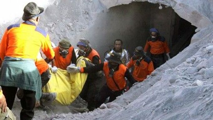 Záchranáři našli v krytu na svazích indonéské sopky Merapi dva mrtvé muže, které v bunkru uvěznil nános horkého kamení a lávy