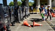 Snímek agentury Reuters ukazuje, jak tlačenice s policií vedla ke sražení ženy a jejich dětí k zemi.